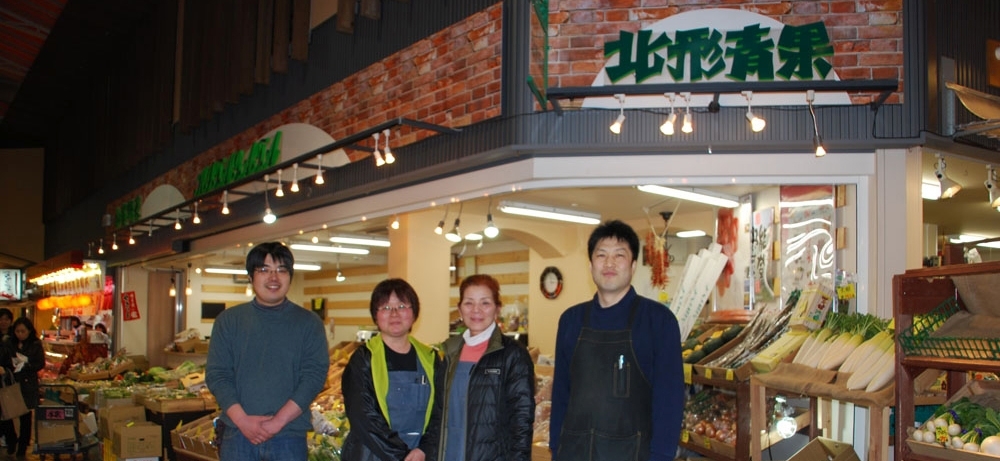 昭和５年創業の老舗八百屋の本店です。近江町市場内で一番の規模を誇る